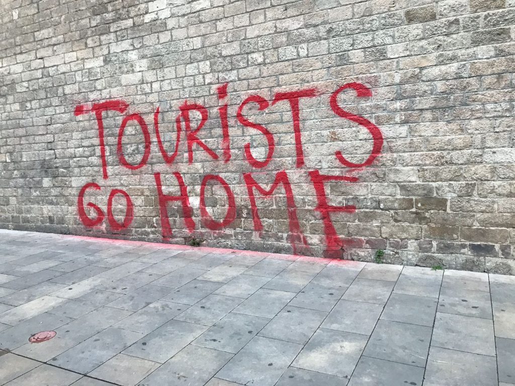 Graphiti Tourists go Home ©csbarcelona/AyuntamientoBarcelona Mauer mit dem Graphiti "Tourist go home"