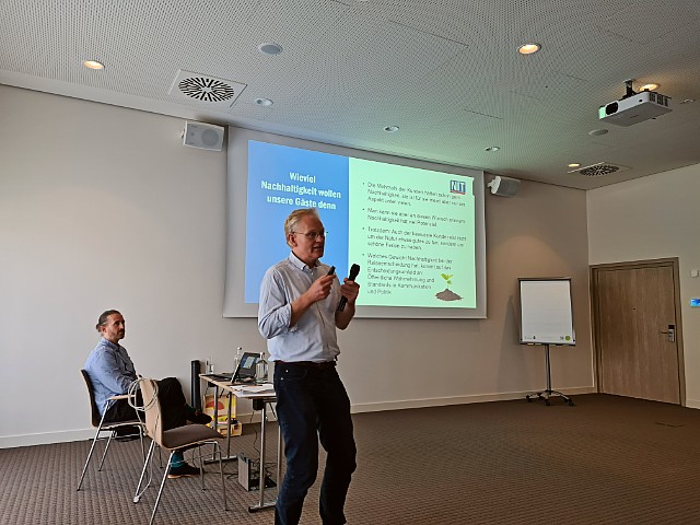 Wolfgang Günter vom Institut für Tourismus- und Bäderforschung in Nordeuropa (N.I.T.) hält einen Vortrag über "Wie viel Nachhaltigkeit wollen die Gäste"