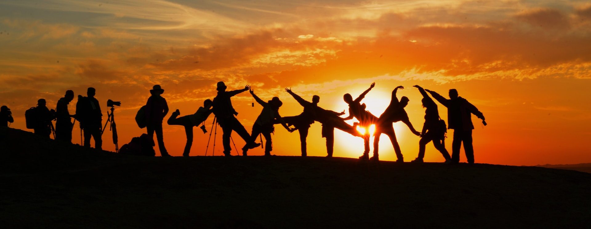 Gruppe vor Sonnenuntergang