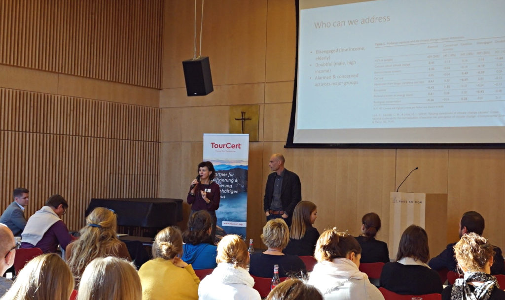 Referent Stefan Gössling und Moderatorin Heike Leitschuh © TourCert Referent Stefan Gössling und Moderatorin Heike Leitschuh