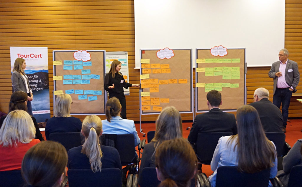 Die Ergebnisse der Kleingruppen werden im Plenum präsentiert