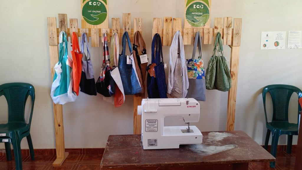 Selbstgemachte Taschen die an einer Garderobe aus Holz hängen