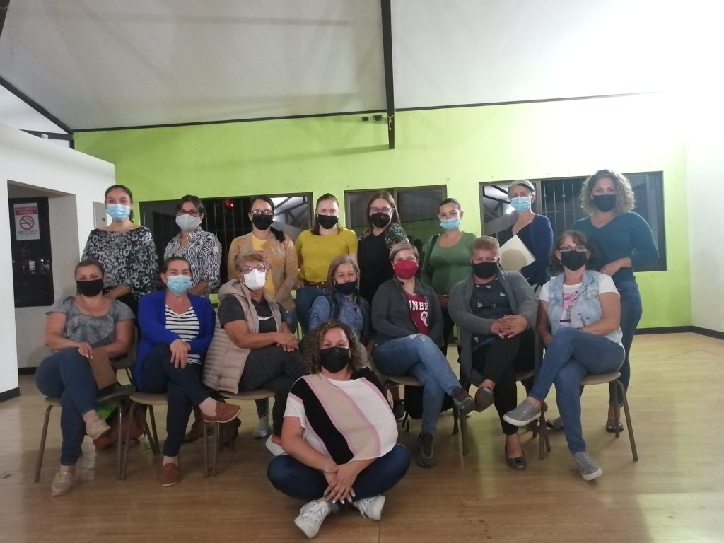 Personengruppe die sich in zwei Reihen aufgereiht hat.