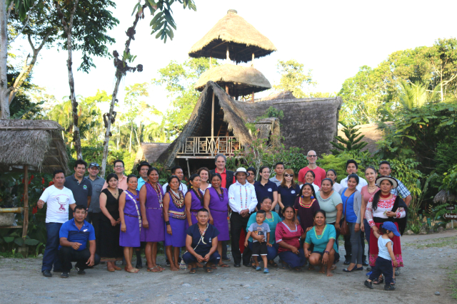 Gruppe der zertifizierten und ausgezeichneten Gemeinden in Ecuador © TourCert