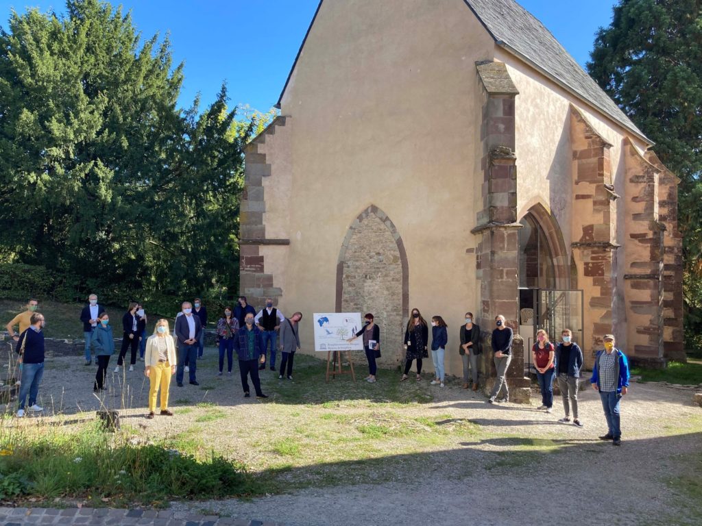 Die Gruppe des Netzwerktreffens Exzellenzinitiative Nachhaltige Reiseziele vor der Wintringer Kapelle in Kleinblittersdorf
