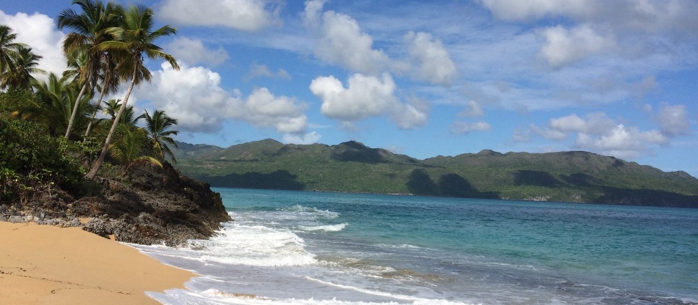 Una hermosa playa en Las Galeras con vistas al continente.