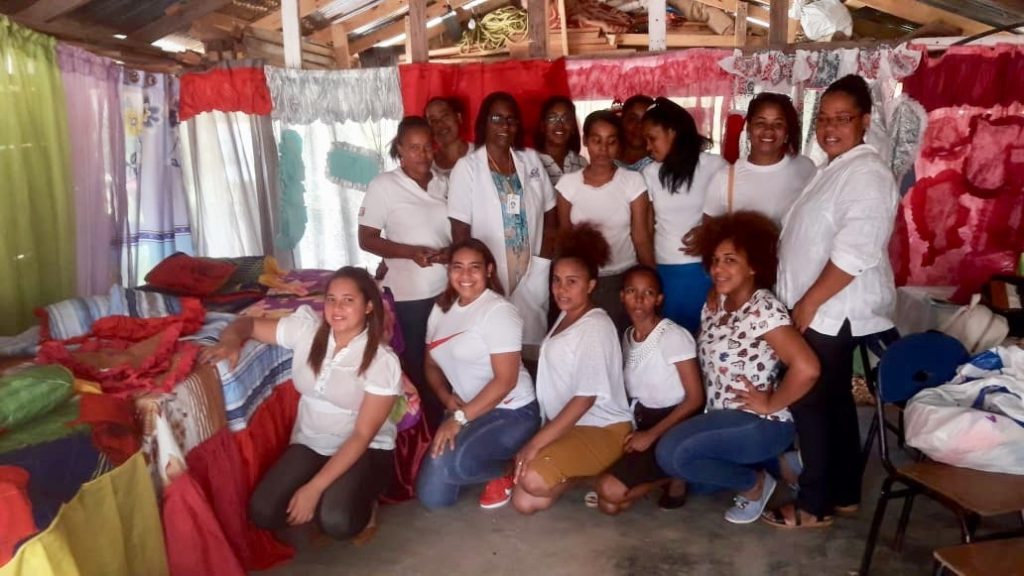 Foto de las estudiantes con sus ropas cosidas