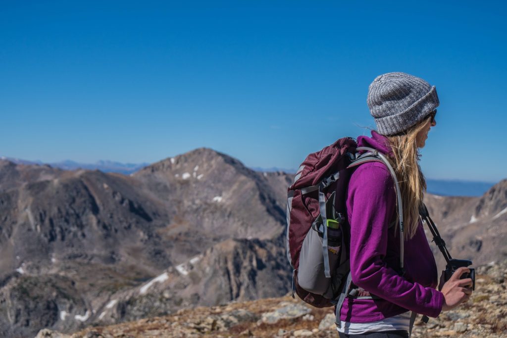 Frau mit einem Rucksack in den Bergen