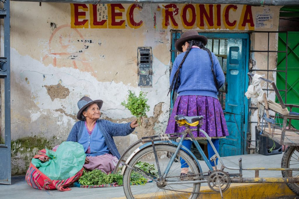 Zwei alte Frauen am Straßenrand in Peru