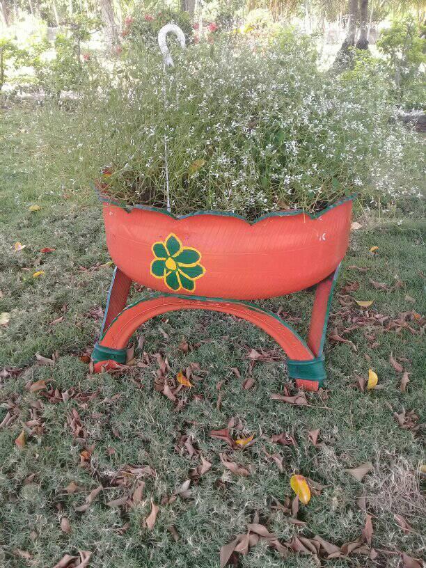 angemalter Reifen der als Blumentopf verwendet wird.