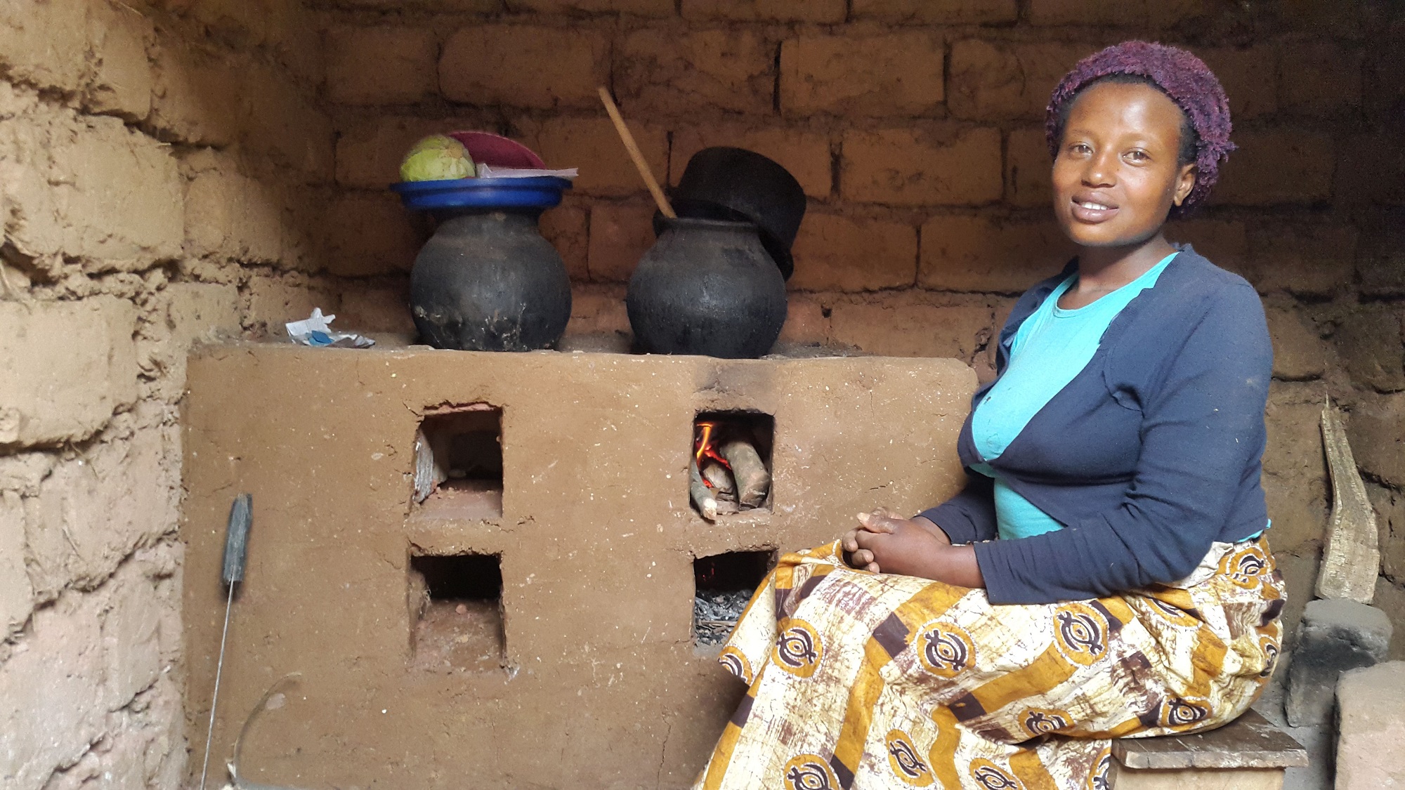 Frau vor Lehmofen in Ruanda © Klima-Kollekte