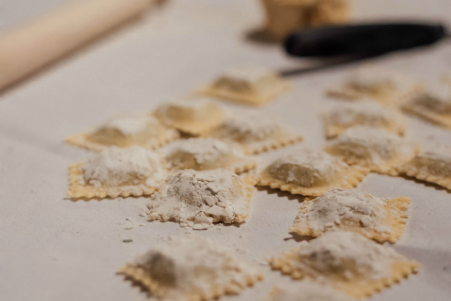 Hausgemachte Südtiroler Ravioli bei der Herstellung
