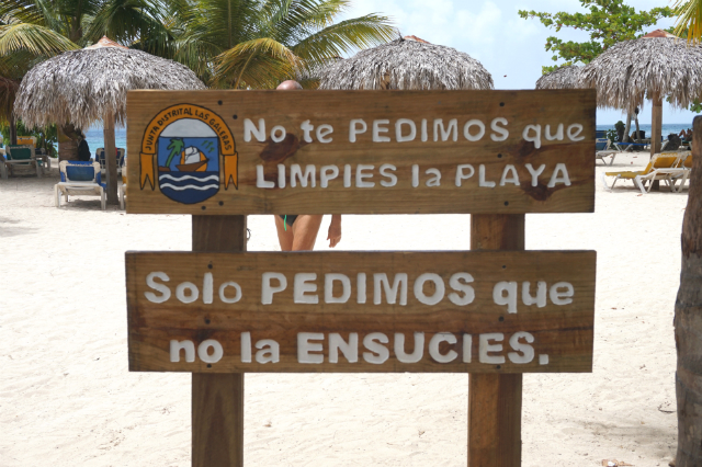 Handgemachtes Schild am Strand © TourCert