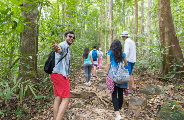 Reisegruppe bei einem Ausflug im Wald © Shutterstock