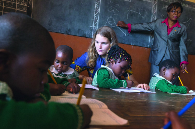 Unterstützung im Unterricht durch eine Freiwillige © Christoph Püschner