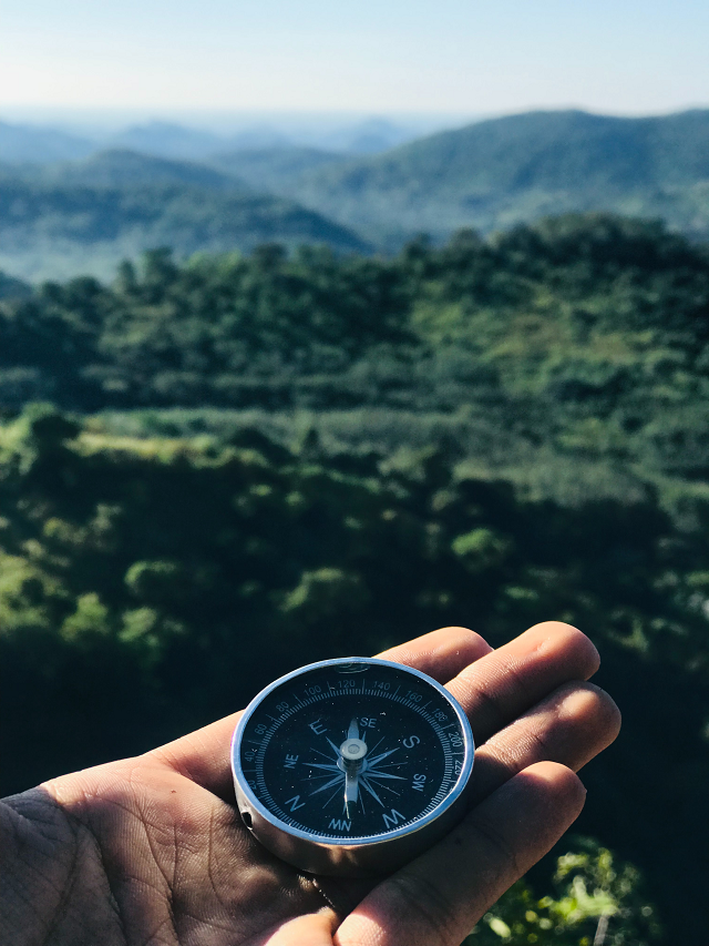 Hand hält Kompass © Pexels