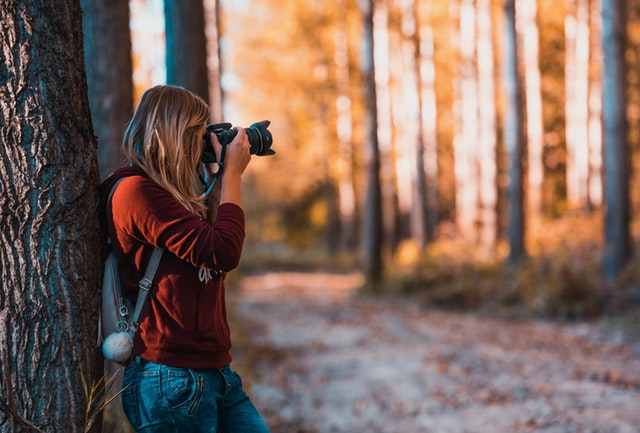 Fotografin im Wald © David Bartus