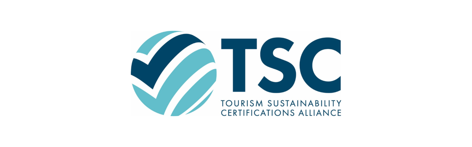 Links befindet sich ein rundes Logo, das einer türkisfarbenen Kugel mit einem dunkelblauen Häkchen ähnelt. Rechts erscheinen die Buchstaben „TSC“, darunter steht in dunkelblauer Schrift die Beschreibung „Tourism Sustainability Certifications Alliance“.