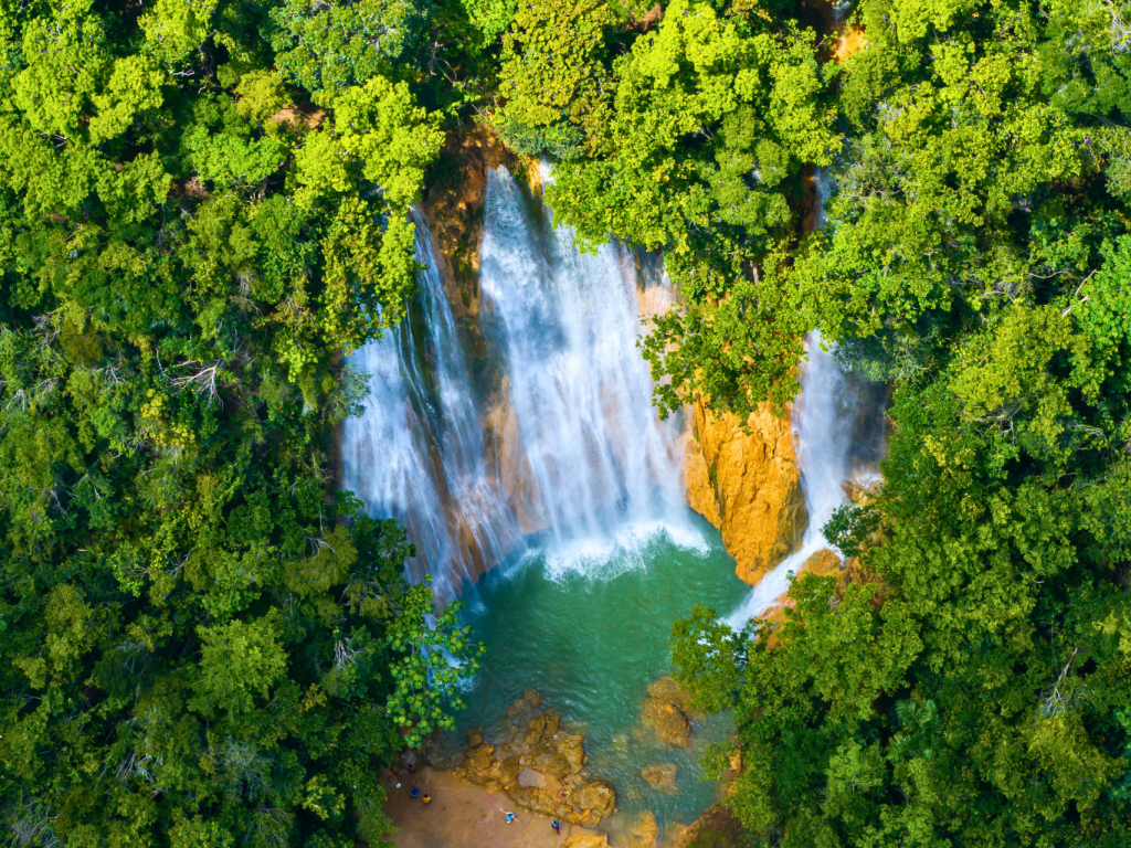 Wasserfall, umgeben von dichtem tropischem Regenwald in der Dominikanischen Republik.
